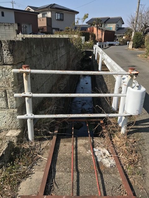 前面道路の水路