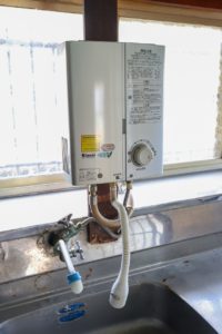 4220小山市駅南町2丁目戸建て　給湯器1